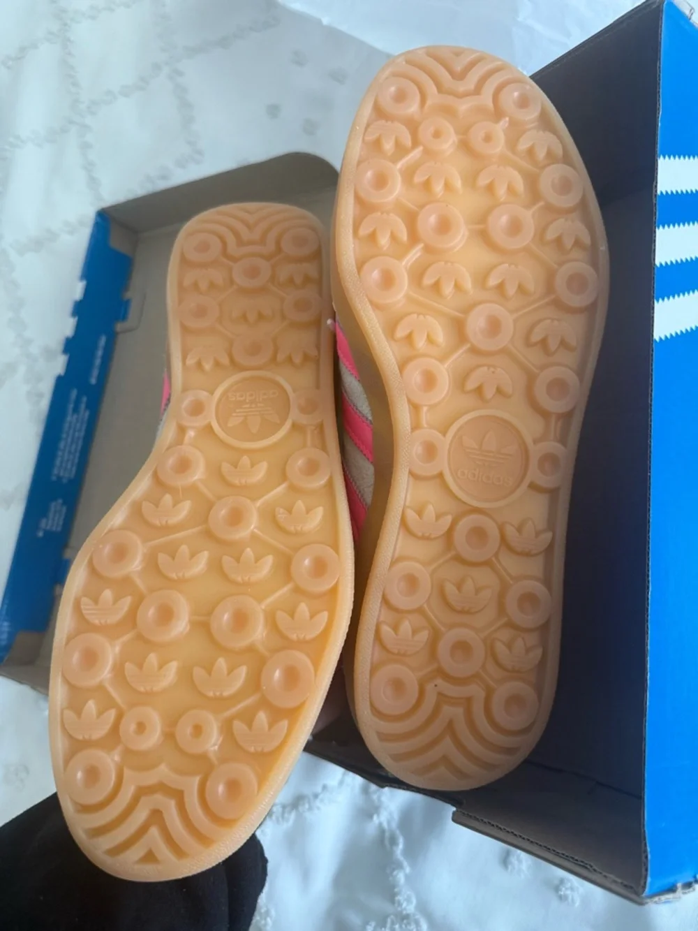 adidas Gazelle Tan and pink sneakers - Picture 2 of 5